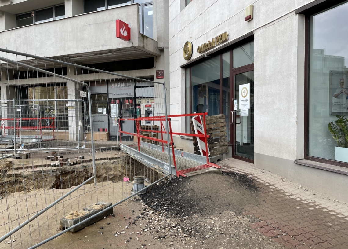 Przebudowa Placu Wolności. Pieszym coraz trudniej się po nim poruszać [ZDJĘCIA + WIDEO]