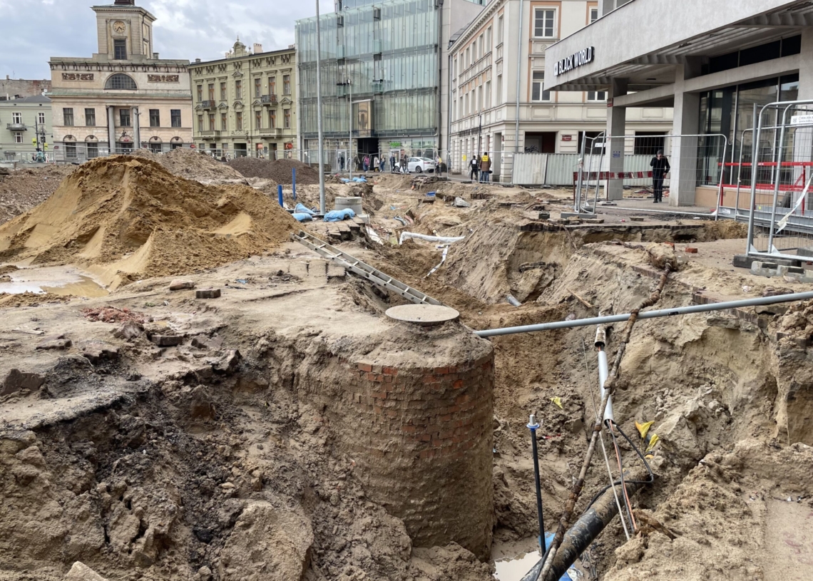 Przebudowa Placu Wolności. Pieszym coraz trudniej się po nim poruszać [ZDJĘCIA + WIDEO]
