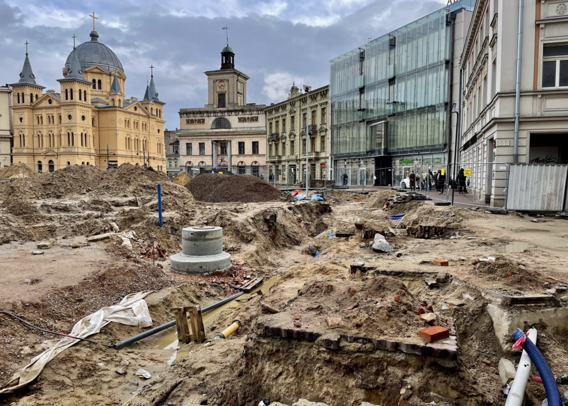 Przebudowa Placu Wolności. Pieszym coraz trudniej się po nim poruszać [ZDJĘCIA + WIDEO]