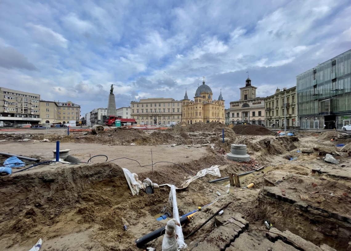 Przebudowa Placu Wolności. Pieszym coraz trudniej się po nim poruszać [ZDJĘCIA + WIDEO]
