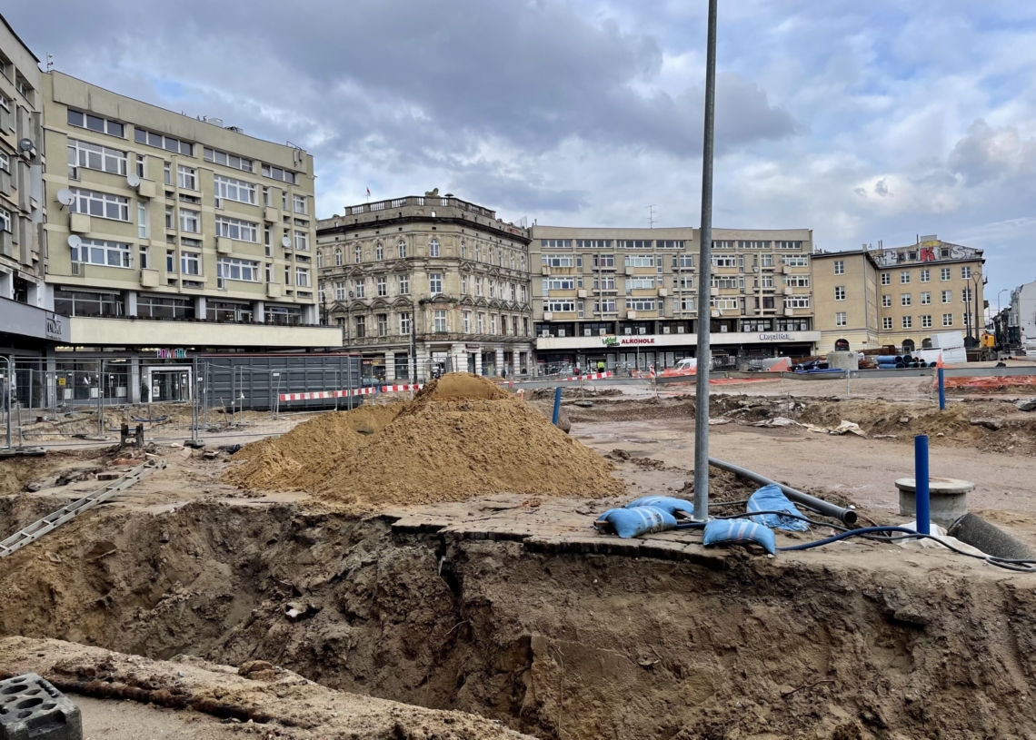 Przebudowa Placu Wolności. Pieszym coraz trudniej się po nim poruszać [ZDJĘCIA + WIDEO]