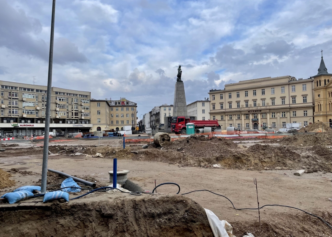Przebudowa Placu Wolności. Pieszym coraz trudniej się po nim poruszać [ZDJĘCIA + WIDEO]