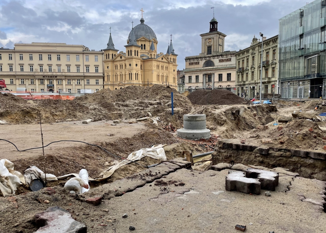 Przebudowa Placu Wolności. Pieszym coraz trudniej się po nim poruszać [ZDJĘCIA + WIDEO]