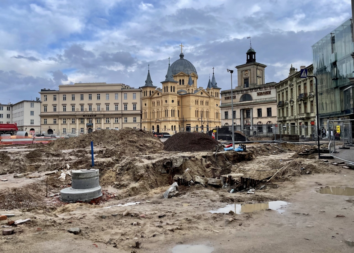 Przebudowa Placu Wolności. Pieszym coraz trudniej się po nim poruszać [ZDJĘCIA + WIDEO]