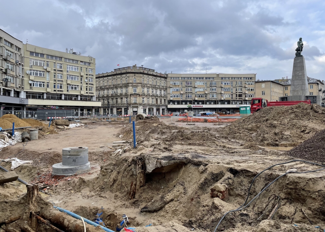 Przebudowa Placu Wolności. Pieszym coraz trudniej się po nim poruszać [ZDJĘCIA + WIDEO]