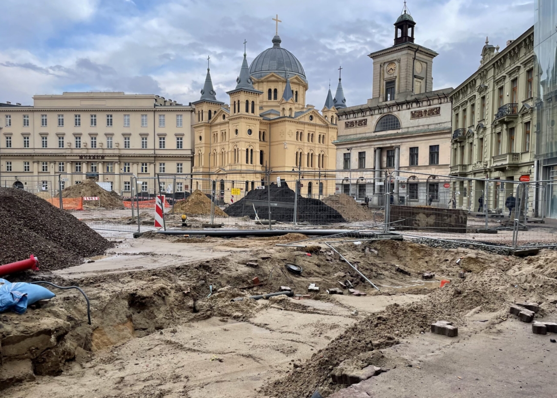 Przebudowa Placu Wolności. Pieszym coraz trudniej się po nim poruszać [ZDJĘCIA + WIDEO]