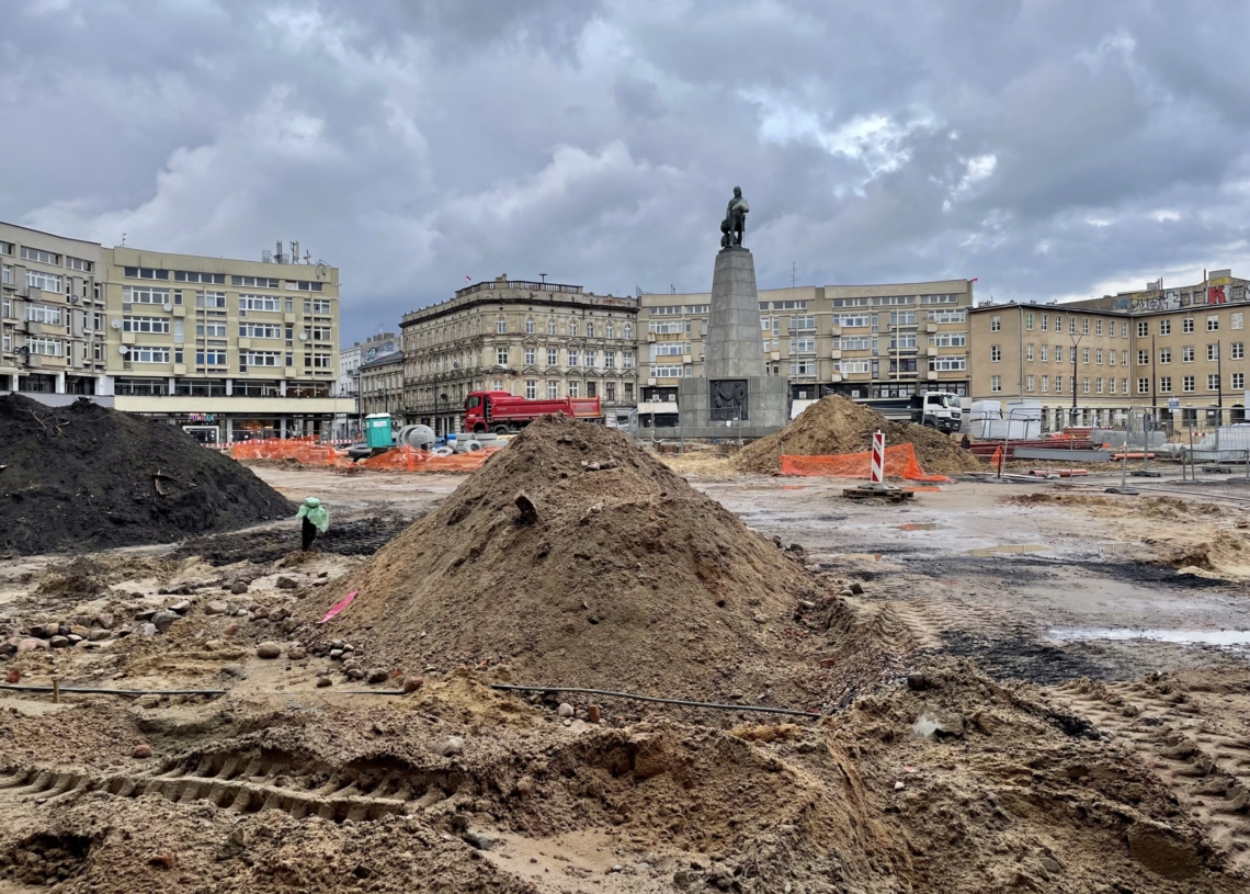 Przebudowa Placu Wolności. Pieszym coraz trudniej się po nim poruszać [ZDJĘCIA + WIDEO]
