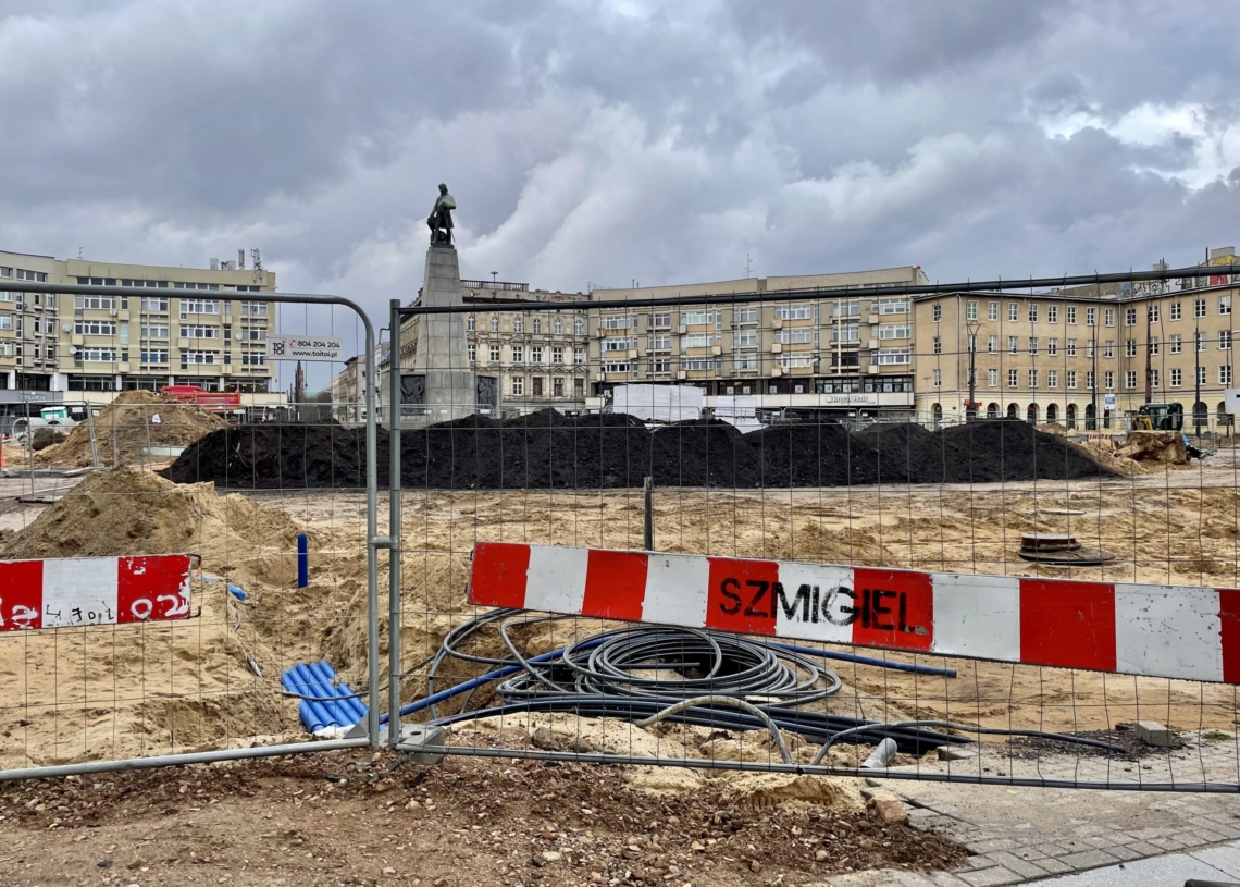 Przebudowa Placu Wolności. Pieszym coraz trudniej się po nim poruszać [ZDJĘCIA + WIDEO]