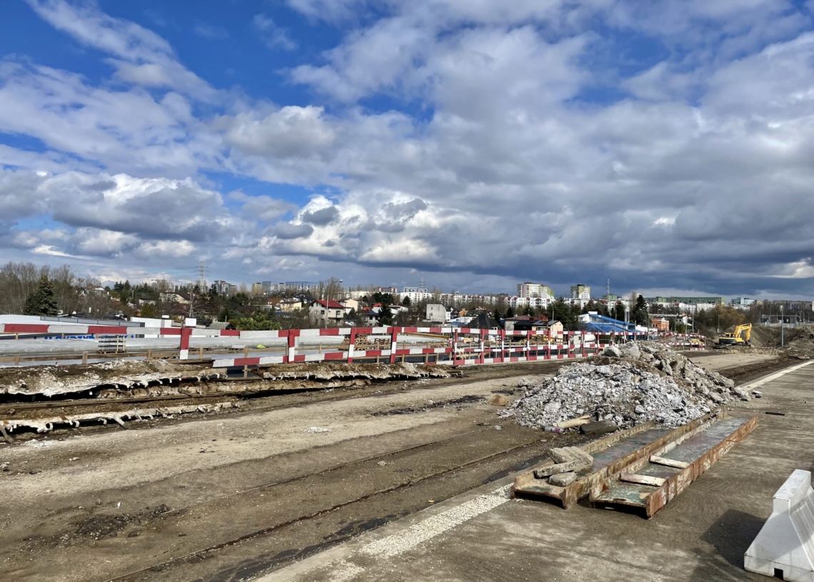 Przebudowa wiaduktów na Przybyszewskiego. Wiadukt północny nadal nie został ukończony [ZDJĘCIA + WIDEO]