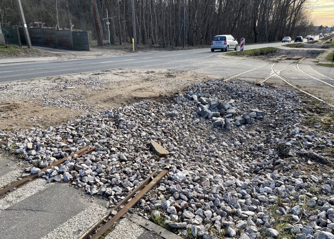 Modernizacja trasy tramwajowej do Konstantynowa. Dzisiaj mają zostać wznowione prace na konstantynowskim odcinku [ZDJĘCIA + WIDEO]