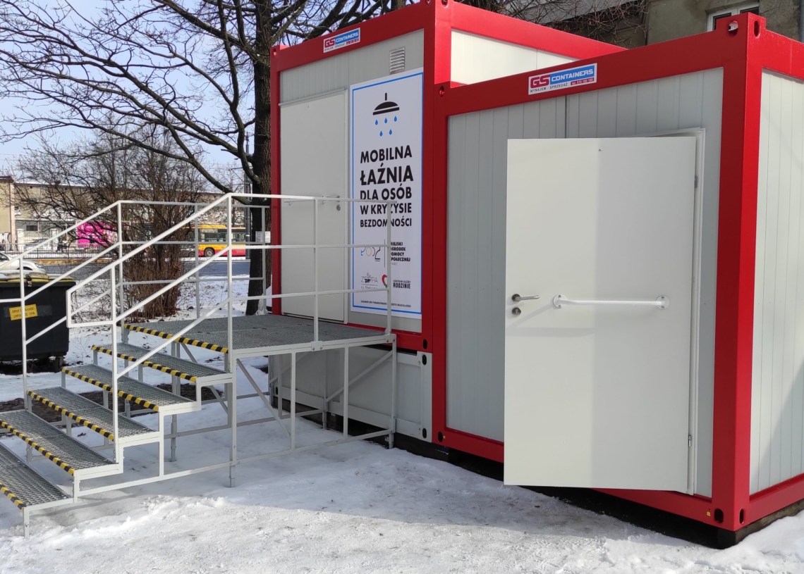Mobilna łaźnia dla bezdomnych stanęła przy Piłsudskiego 119 [ZDJĘCIA]