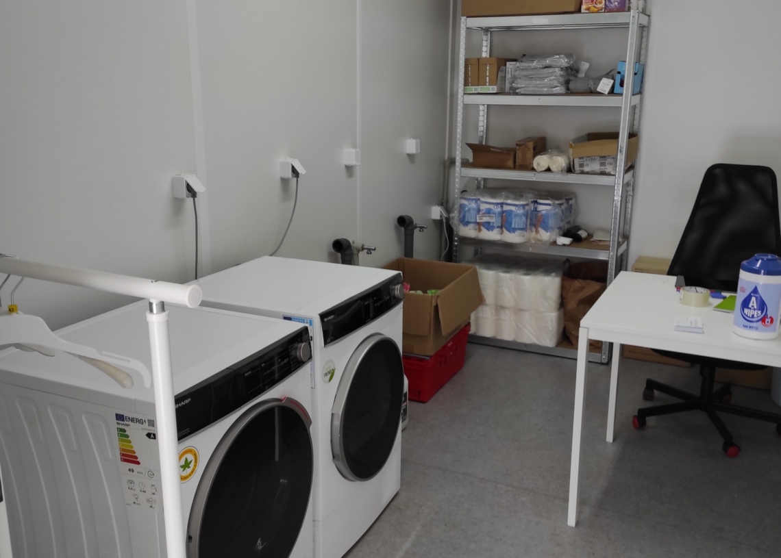 Mobilna łaźnia dla bezdomnych stanęła przy Piłsudskiego 119 [ZDJĘCIA]
