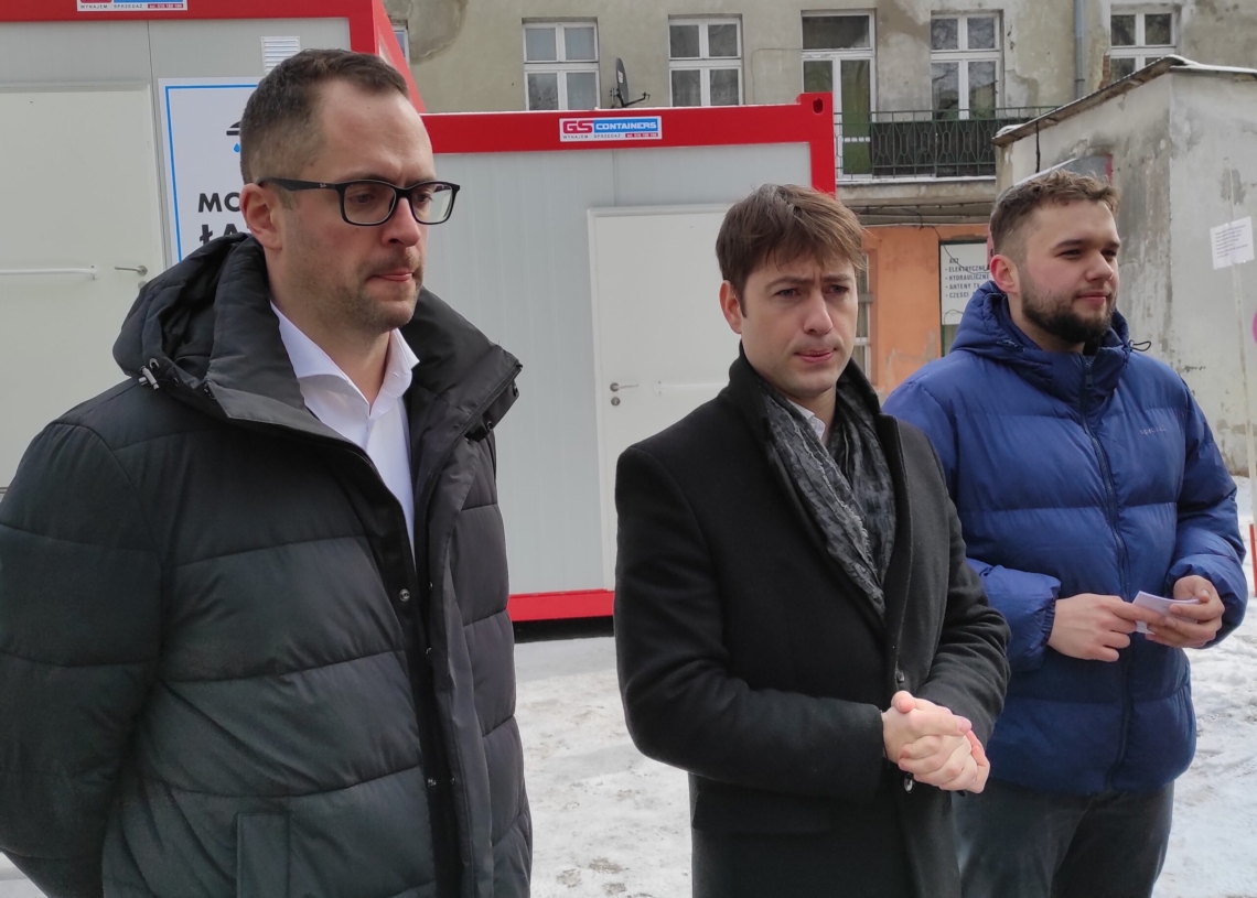 Mobilna łaźnia dla bezdomnych stanęła przy Piłsudskiego 119 [ZDJĘCIA]