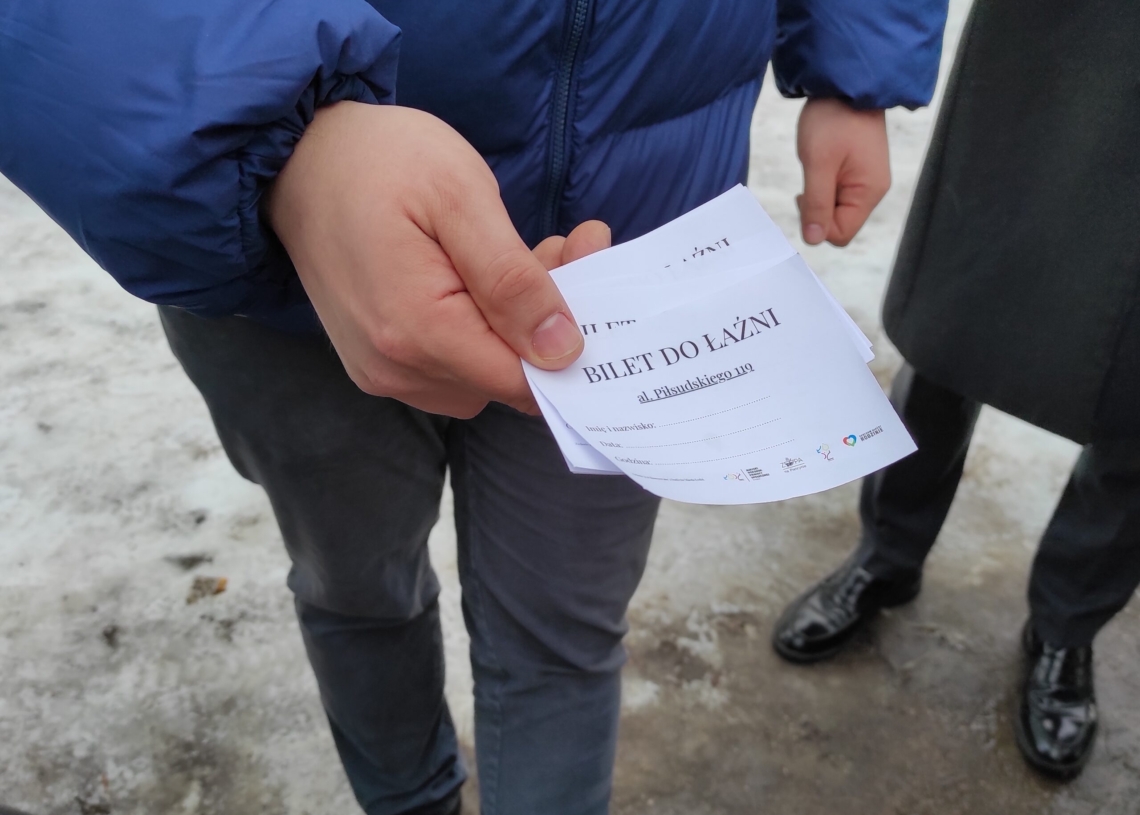 Mobilna łaźnia dla bezdomnych stanęła przy Piłsudskiego 119 [ZDJĘCIA]