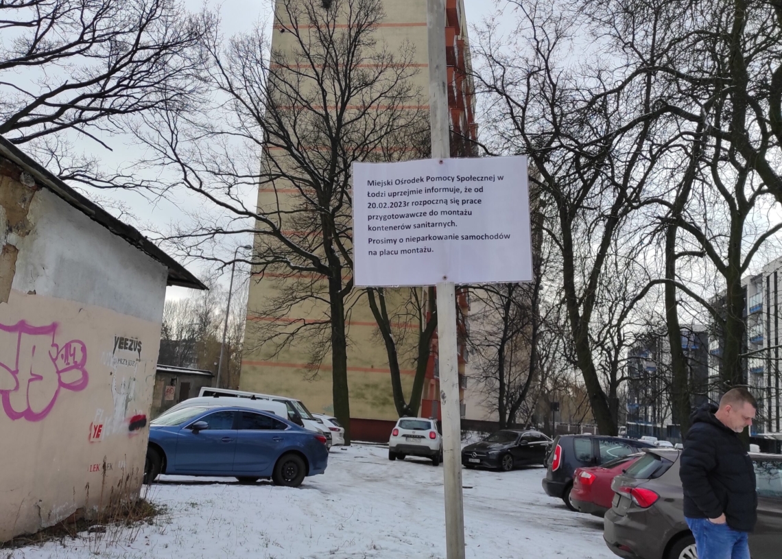 Mobilna łaźnia dla bezdomnych stanęła przy Piłsudskiego 119 [ZDJĘCIA]