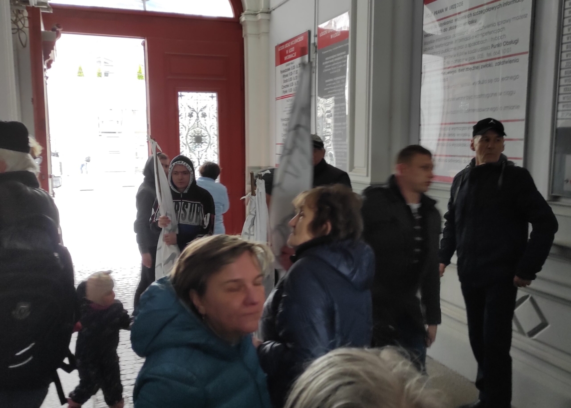 20 lokatorów mieszkań komunalnych protestowało przed łódzkim magistratem [ZDJĘCIA]