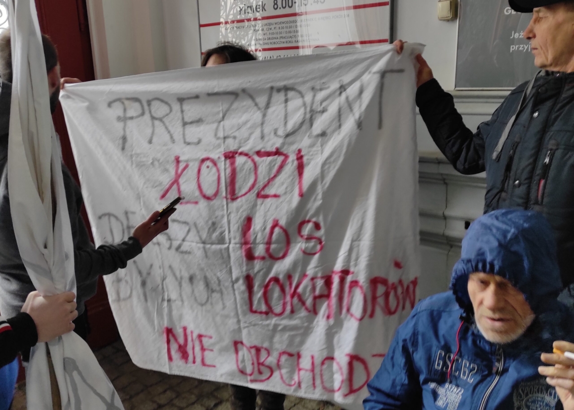 20 lokatorów mieszkań komunalnych protestowało przed łódzkim magistratem [ZDJĘCIA]