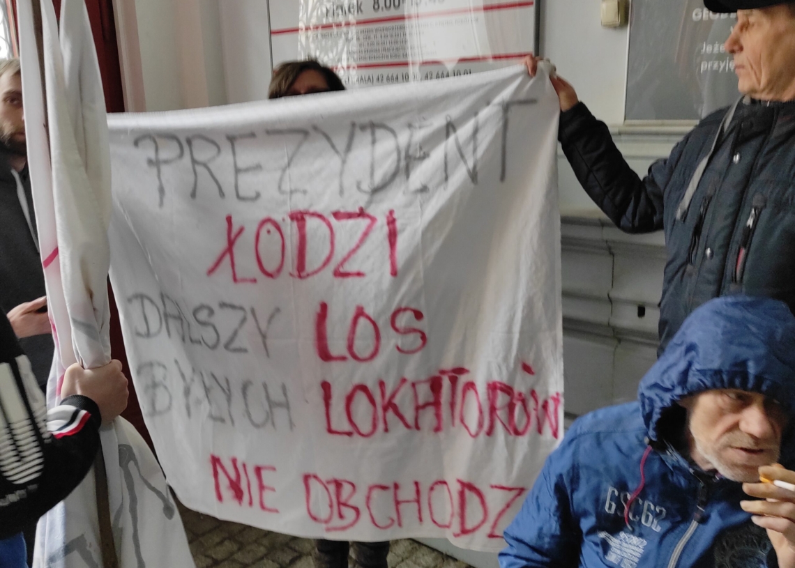 20 lokatorów mieszkań komunalnych protestowało przed łódzkim magistratem [ZDJĘCIA]