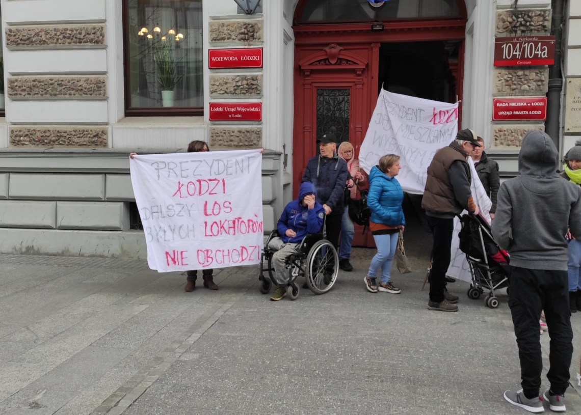 20 lokatorów mieszkań komunalnych protestowało przed łódzkim magistratem [ZDJĘCIA]