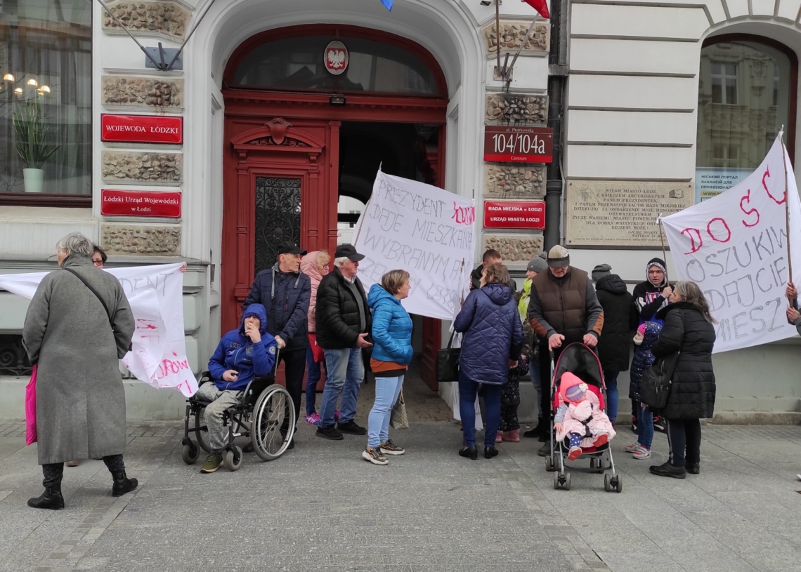 20 lokatorów mieszkań komunalnych protestowało przed łódzkim magistratem [ZDJĘCIA]