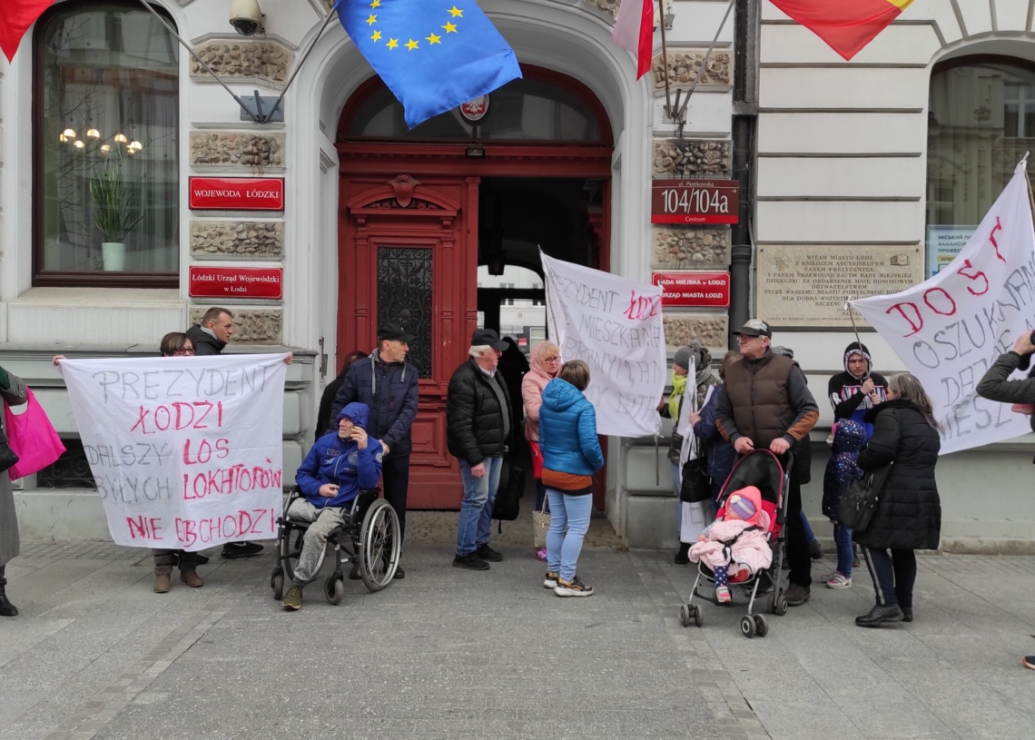 20 lokatorów mieszkań komunalnych protestowało przed łódzkim magistratem [ZDJĘCIA]