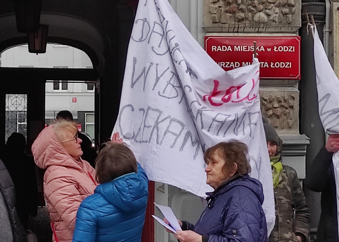 20 lokatorów mieszkań komunalnych protestowało przed łódzkim magistratem [ZDJĘCIA]