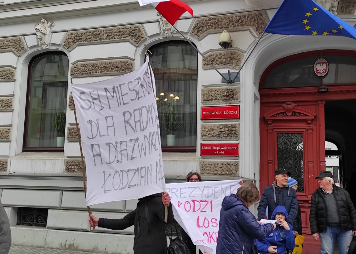 20 lokatorów mieszkań komunalnych protestowało przed łódzkim magistratem [ZDJĘCIA]