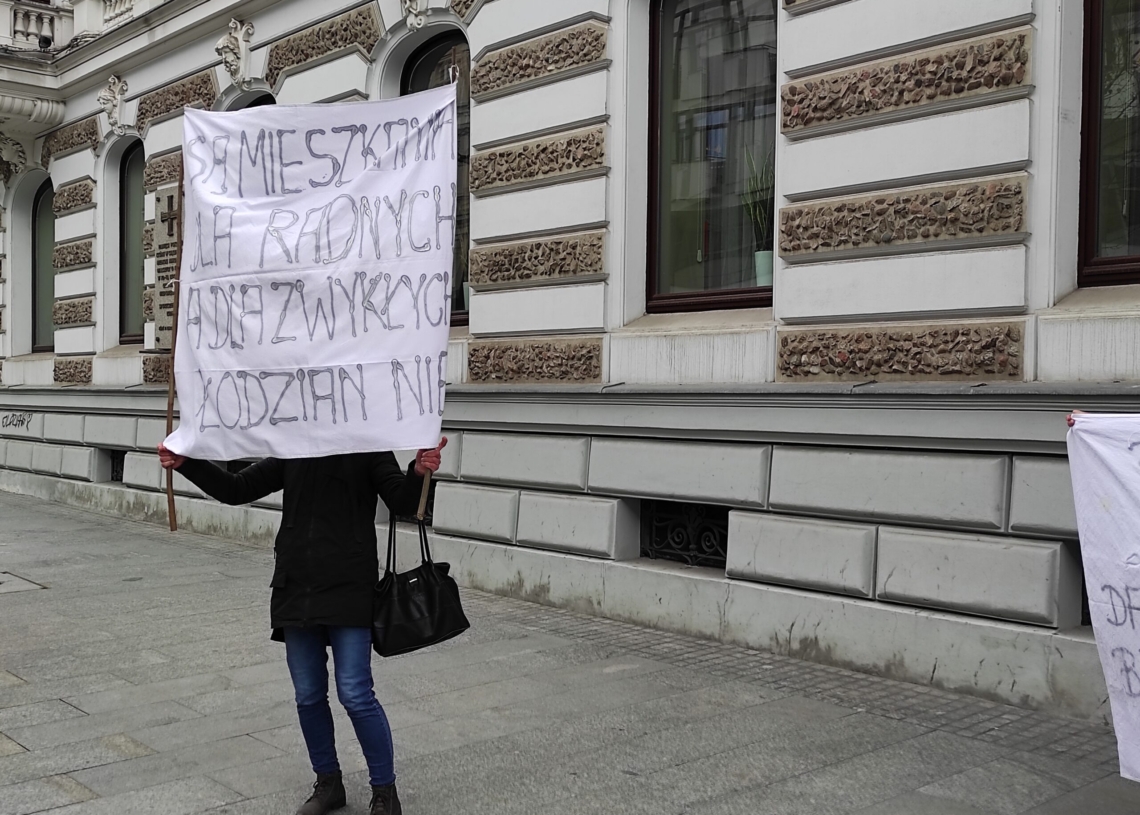 20 lokatorów mieszkań komunalnych protestowało przed łódzkim magistratem [ZDJĘCIA]