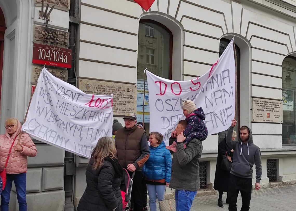20 lokatorów mieszkań komunalnych protestowało przed łódzkim magistratem [ZDJĘCIA]
