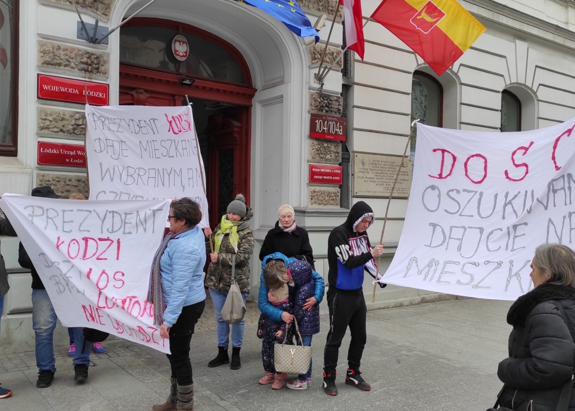 20 lokatorów mieszkań komunalnych protestowało przed łódzkim magistratem [ZDJĘCIA]