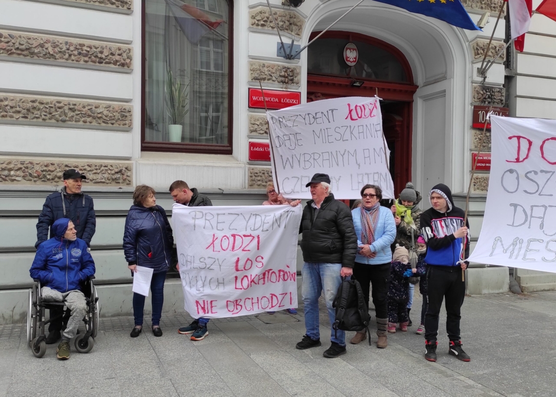 20 lokatorów mieszkań komunalnych protestowało przed łódzkim magistratem [ZDJĘCIA]