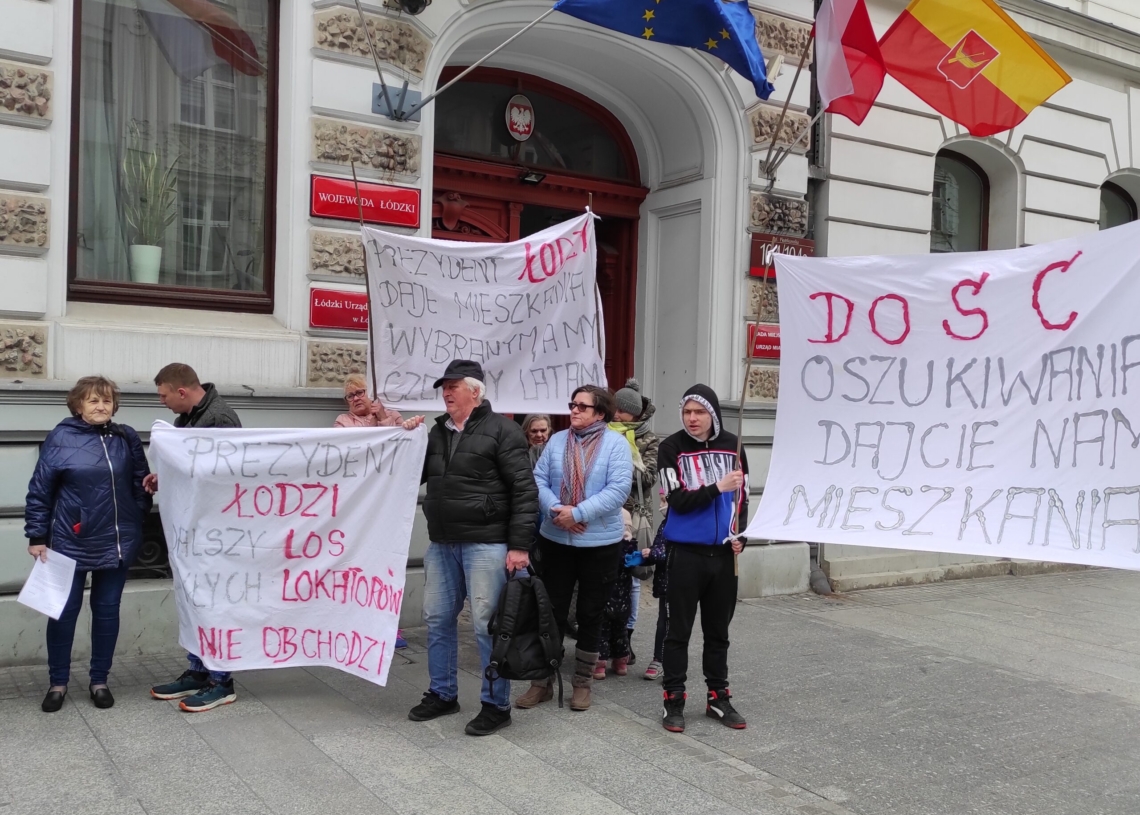 20 lokatorów mieszkań komunalnych protestowało przed łódzkim magistratem [ZDJĘCIA]