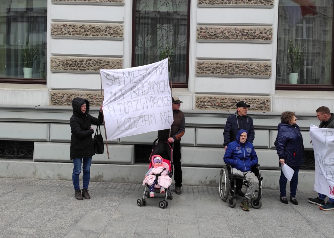 20 lokatorów mieszkań komunalnych protestowało przed łódzkim magistratem [ZDJĘCIA]