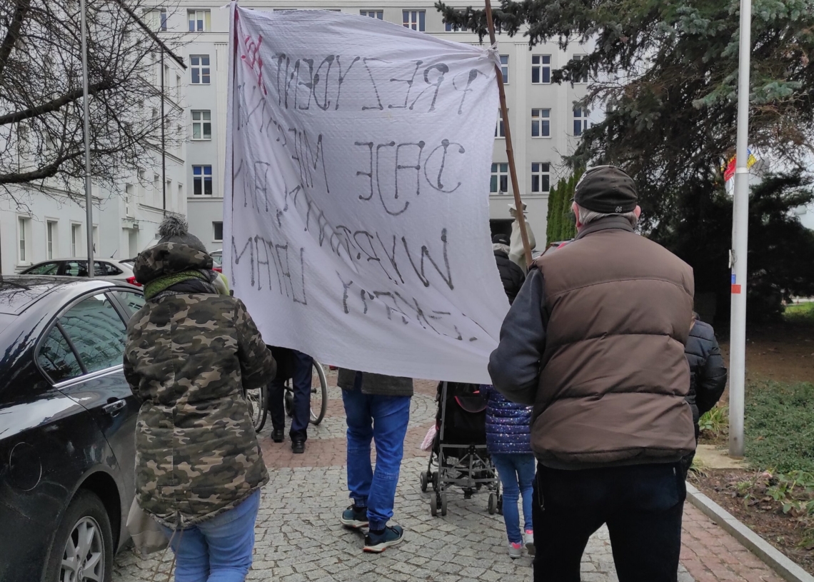 20 lokatorów mieszkań komunalnych protestowało przed łódzkim magistratem [ZDJĘCIA]