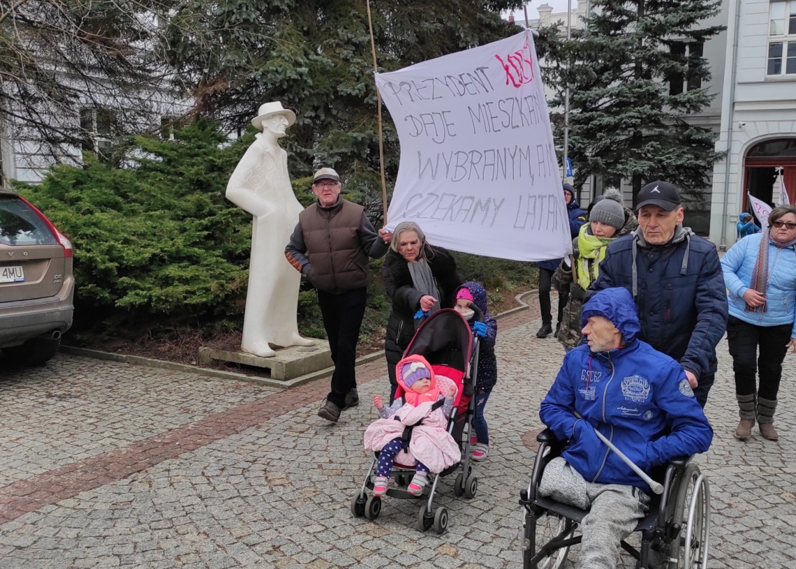 20 lokatorów mieszkań komunalnych protestowało przed łódzkim magistratem [ZDJĘCIA]