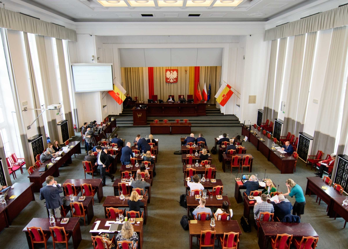Opozycyjni radni dłużej czekają na odpowiedzi? W Łodzi co czwarta interpelacja po terminie