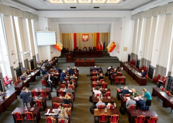 Opozycyjni radni dłużej czekają na odpowiedzi? W Łodzi co czwarta interpelacja po terminie