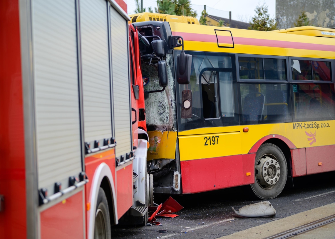 Wypadek na Przybyszewskiego w Łodzi. Wóz strażacki uderzył w autobus MPK [ZDJĘCIA, WIDEO]