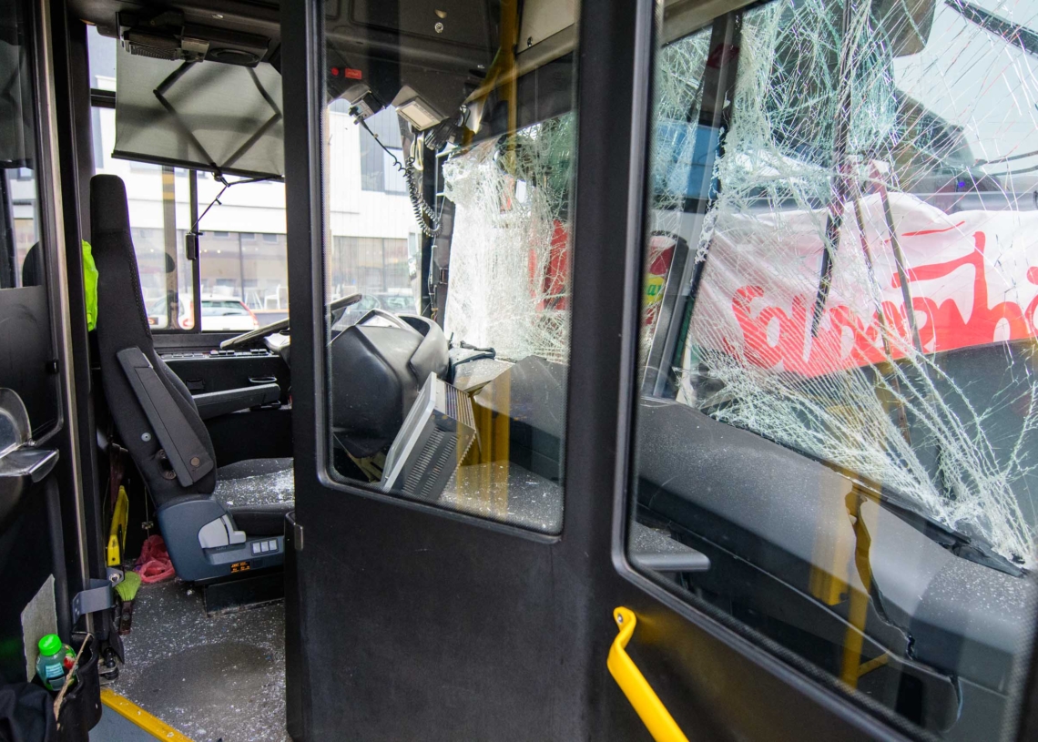 Wypadek na Przybyszewskiego w Łodzi. Wóz strażacki uderzył w autobus MPK [ZDJĘCIA, WIDEO]