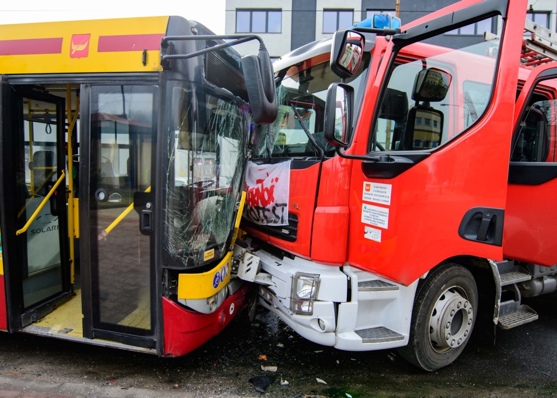 Wypadek na Przybyszewskiego w Łodzi. Wóz strażacki zderzył się z autobusem MPK