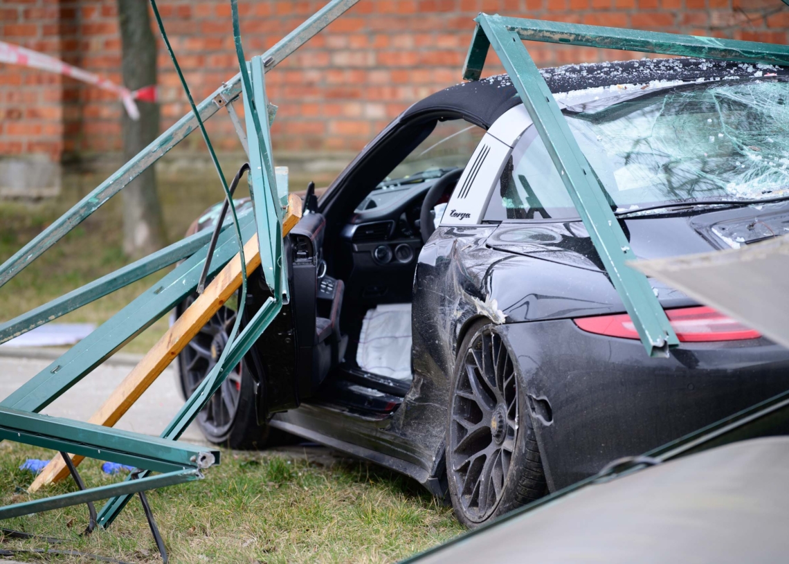 Wypadek na Bałutach. Porsche wjechało w przystanek MPK-Łódź [ZDJĘCIA, WIDEO]