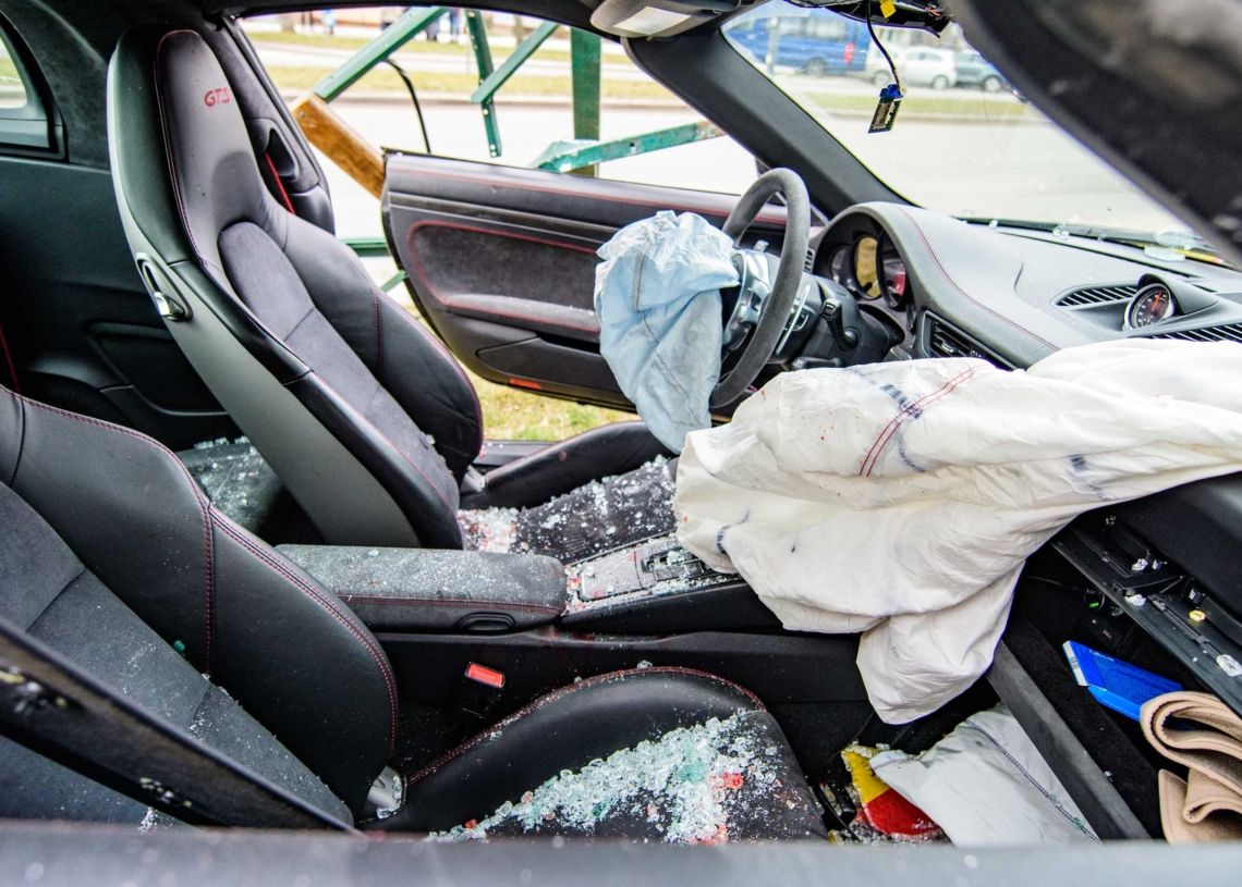 Wypadek na Bałutach. Porsche wjechało w przystanek MPK-Łódź [ZDJĘCIA, WIDEO]