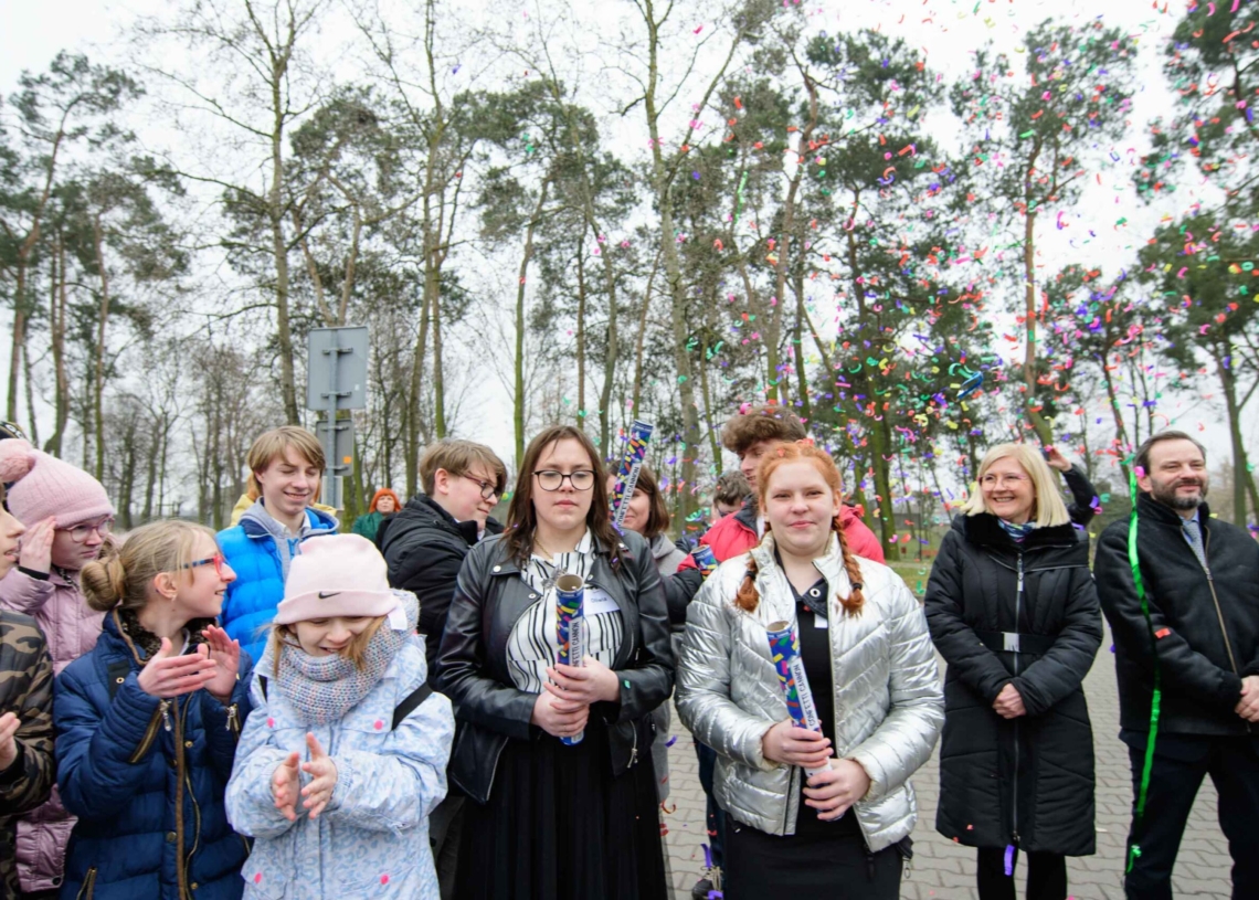 Podopieczni Zespołu Szkół Specjalnych w Warcie otrzymali nowy bus,