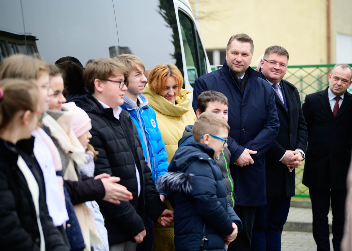 Podopieczni Zespołu Szkół Specjalnych w Warcie otrzymali nowy bus,