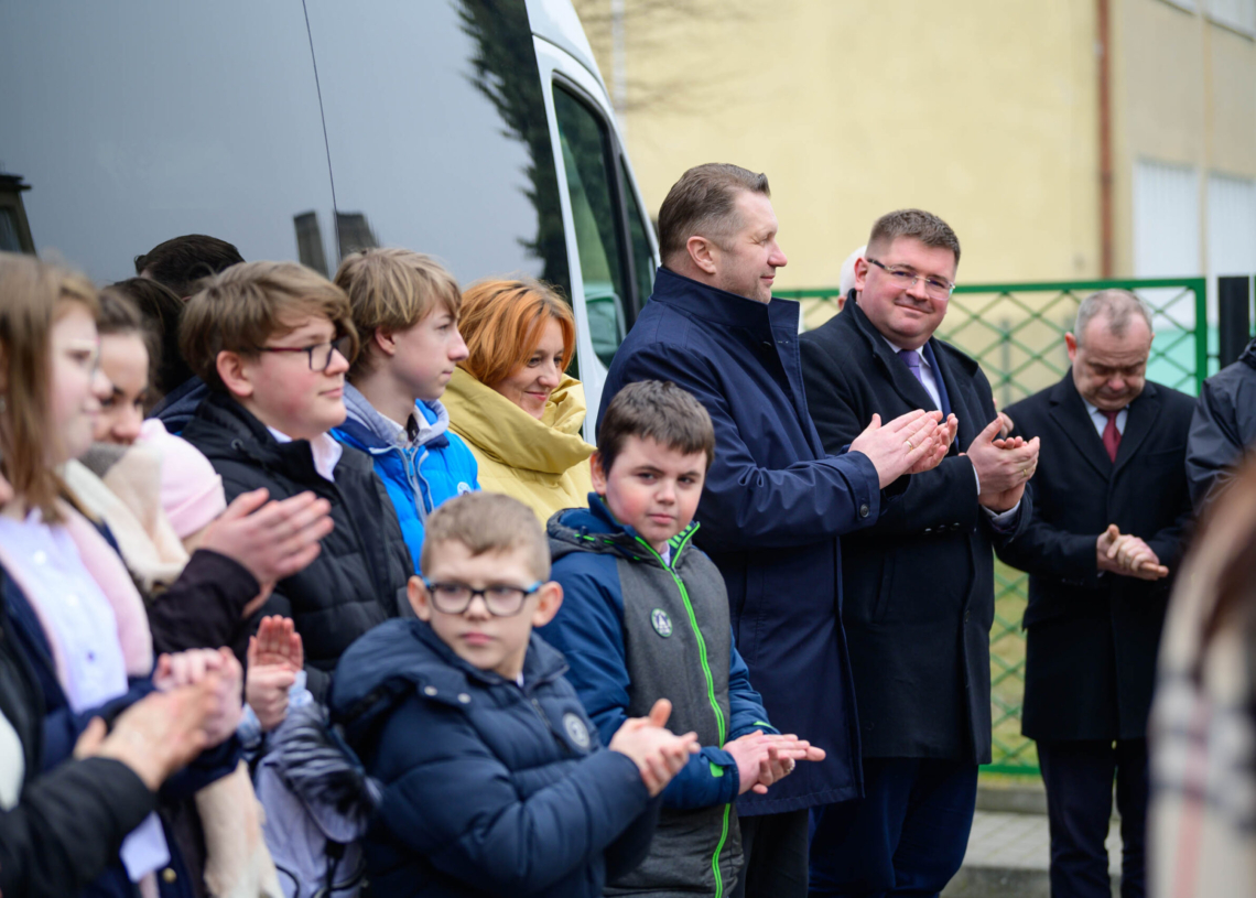 Podopieczni Zespołu Szkół Specjalnych w Warcie otrzymali nowy bus,