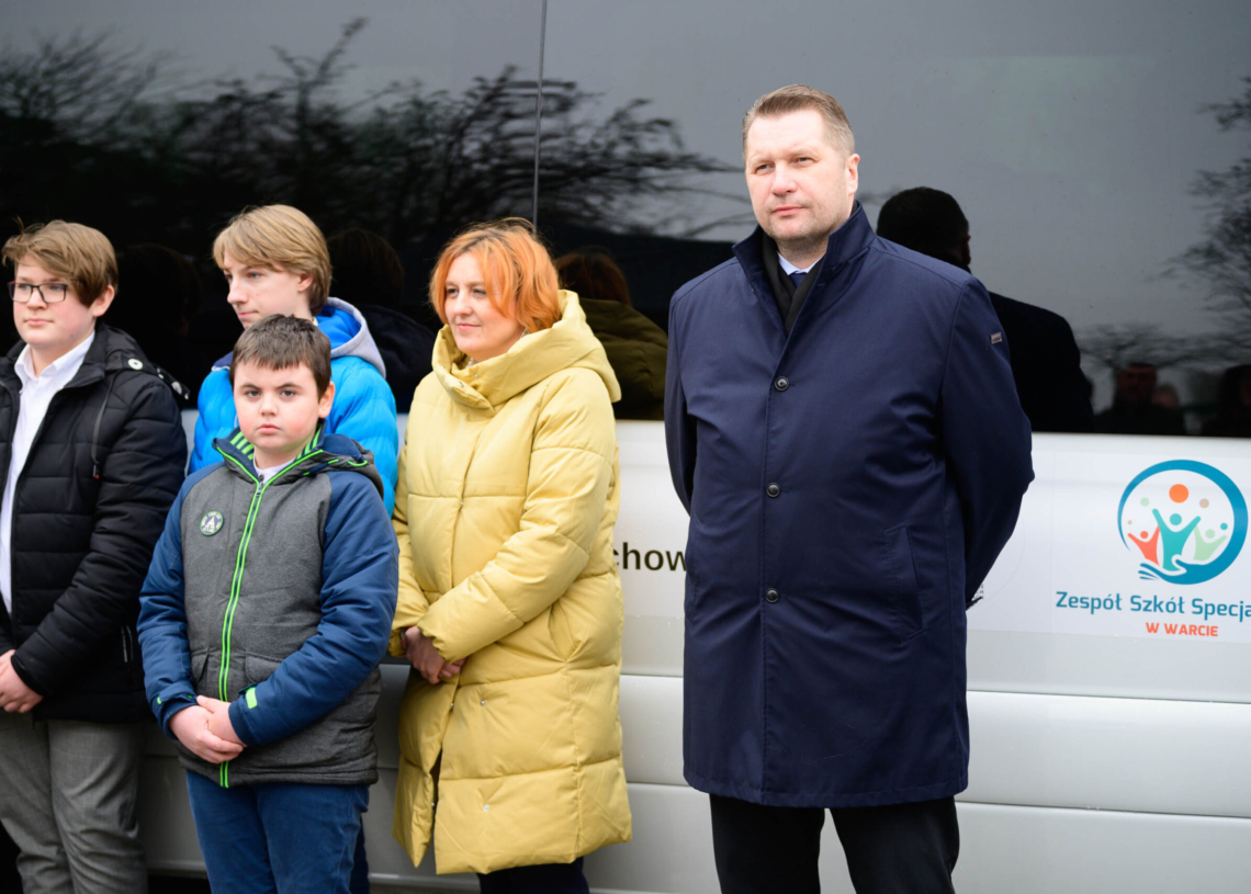 Podopieczni Zespołu Szkół Specjalnych w Warcie otrzymali nowy bus,