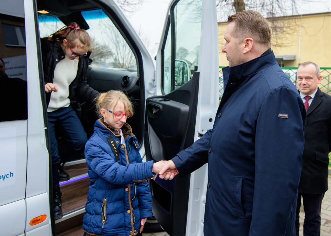 Podopieczni Zespołu Szkół Specjalnych w Warcie otrzymali nowy bus,