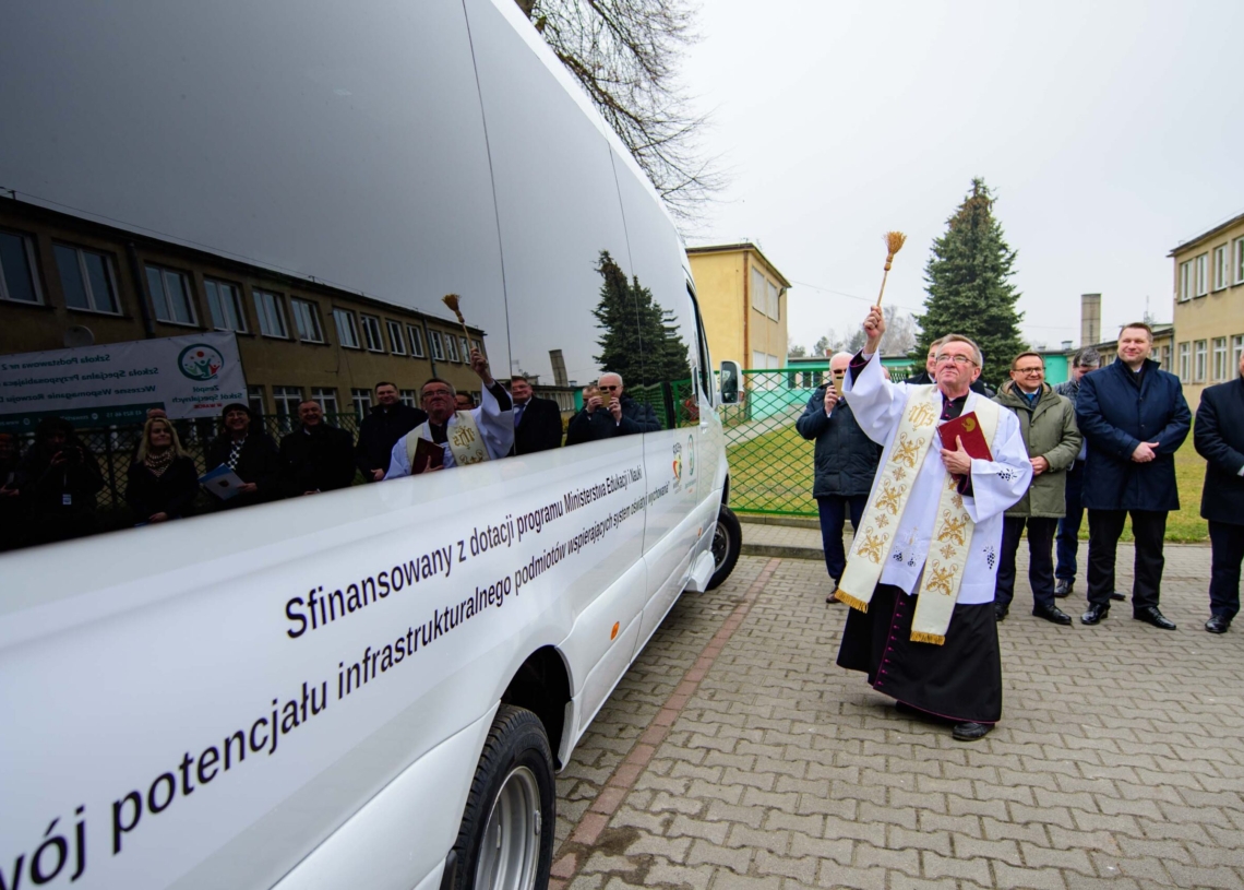 Podopieczni Zespołu Szkół Specjalnych w Warcie otrzymali nowy bus,