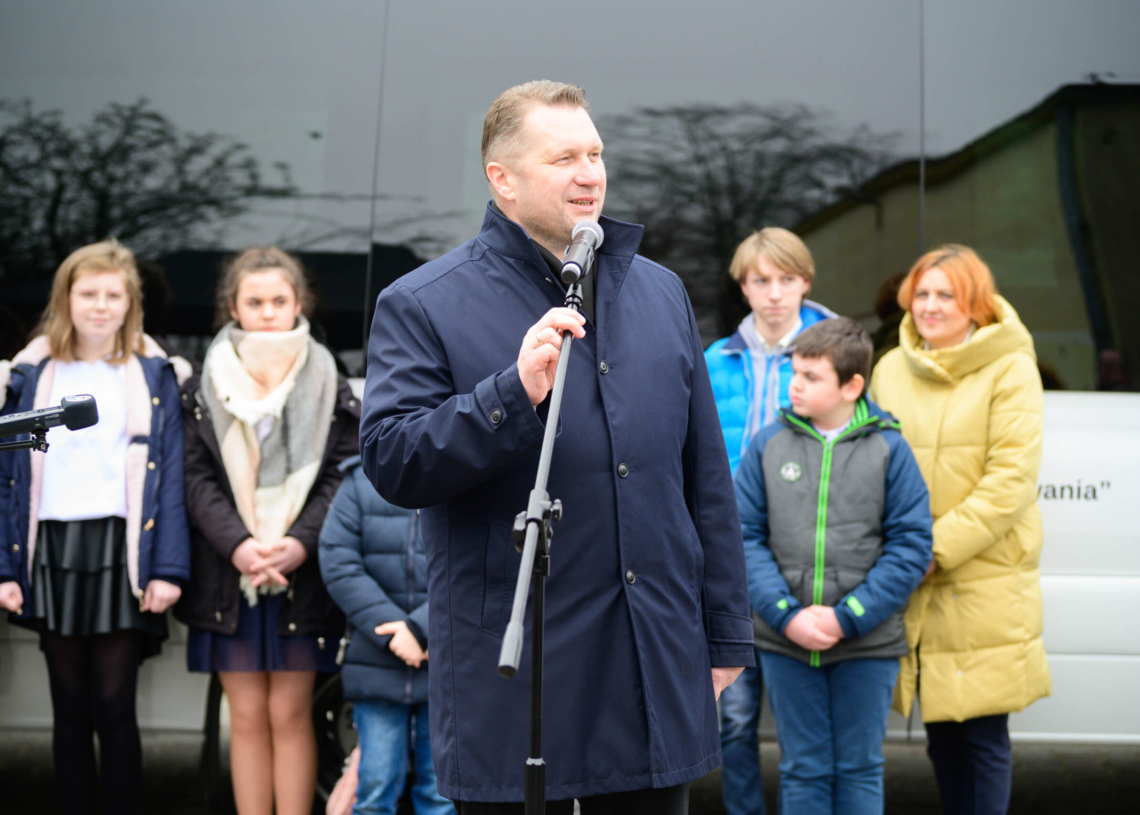 Podopieczni Zespołu Szkół Specjalnych w Warcie otrzymali nowy bus,