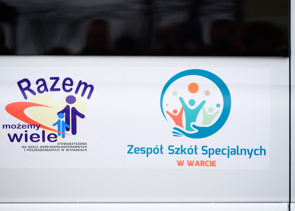 Podopieczni Zespołu Szkół Specjalnych w Warcie otrzymali nowy bus,